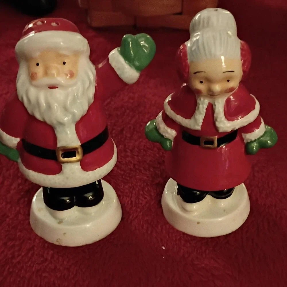 Vintage Santa and Mrs Claus Ceramic Salt Pepper Shakers Christmas Holiday Set